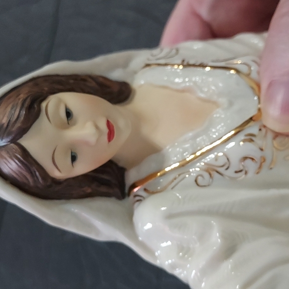 Mary &Baby Jesus Figurines Ivory&Gold Mary is 7 3/4in.Hx6in.Widest Width. B.4in - Picture 9 of 13